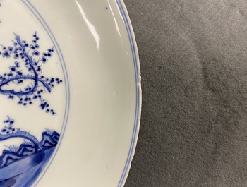 Een Chinese blauw-witte 'Drie vrienden van de winter' schotel, Xuande mark, Kangxi